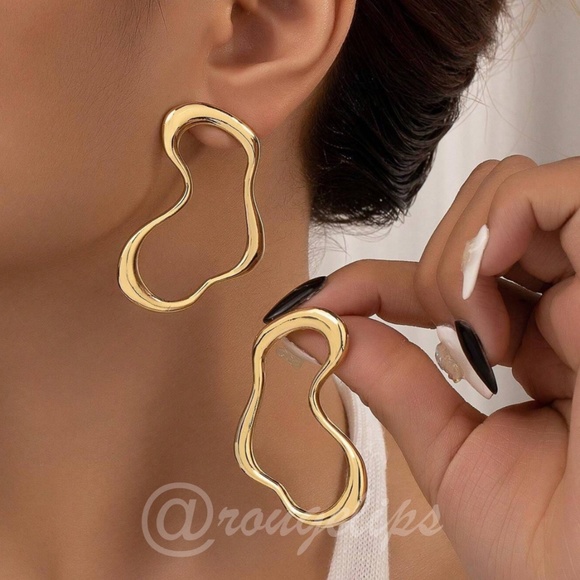 Irregular Hoop Fashion Earrings Gold Tone - Picture 1 of 4
